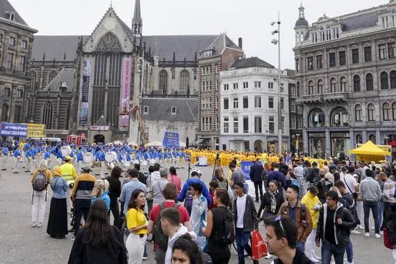 Kundgebung der European Tian Guo Marching Band und von Falun-Dafa-Praktizierenden auf dem Dam-Platz vor der Nieuwe Kerk in Amsterdam, 2021