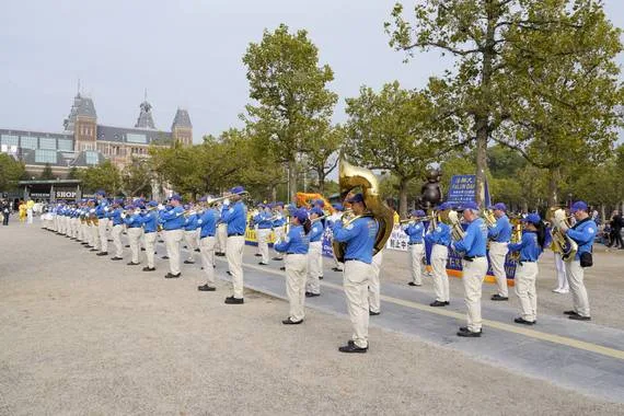 European Tian Guo Marching Band in Aufstellung auf dem Museumplein vor dem Rijksmuseum in Amsterdam, 2021