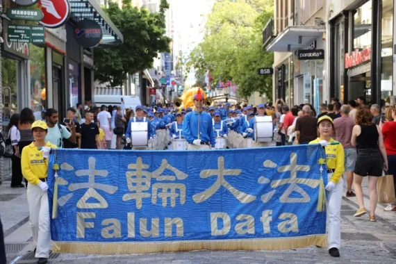 European Tian Guo Marching Band zieht durch eine Einkaufsstraße in der Athener Innenstadt, 2023