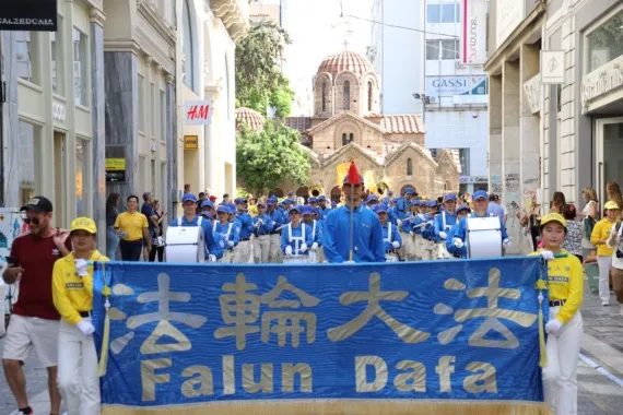 European Tian Guo Marching Band vor der byzantinischen Kirche Kapnikarea in der Athener Ermou-Straße, 2023