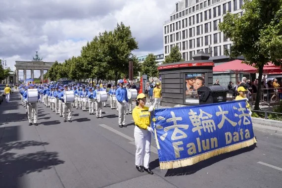 European Tian Guo Marching Band zieht mit Trommeln am Brandenburger Tor vorbei, Berlin 2022