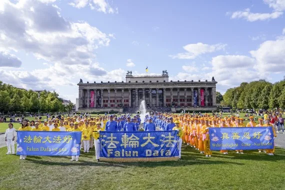 Große Kundgebung von Falun-Dafa-Praktizierenden und der European Tian Guo Marching Band im Lustgarten vor dem Alten Museum in Berlin, 2022