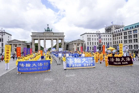Kundgebung mit Bannern „Falun Dafa ist gut“ auf dem Pariser Platz vor dem Brandenburger Tor in Berlin, 2022