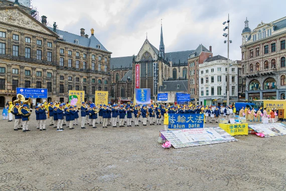 European Tian Guo Marching Band auf dem Dam-Platz vor dem Königlichen Palast und der Nieuwe Kerk in Amsterdam, 2026