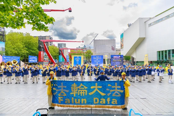 European Tian Guo Marching Band spielt auf dem Schouwburgplein in Rotterdam, 2026