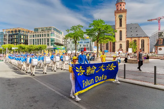 European Tian Guo Marching Band vor der Katharinenkirche an der Hauptwache in Frankfurt, 2026