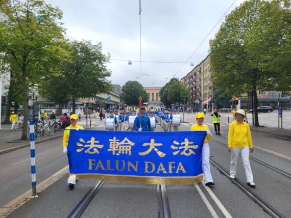 European Tian Guo Marching Band auf der Prachtstraße Kungsportsavenyn in Göteborg, 2025