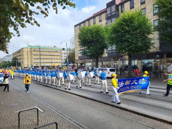 European Tian Guo Marching Band marschiert entlang der Straßenbahngleise durch die Innenstadt von Göteborg, 2025