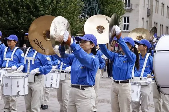 Beckenspiel und Trommeln der European Tian Guo Marching Band in Nahaufnahme, Hamburg 2021