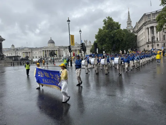 European Tian Guo Marching Band bei Regen am Trafalgar Square vor der National Gallery in London, 2025