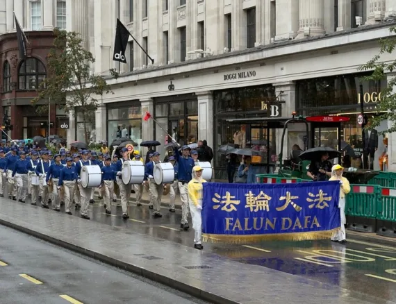 European Tian Guo Marching Band zieht bei Regen über die Regent Street in London, 2025