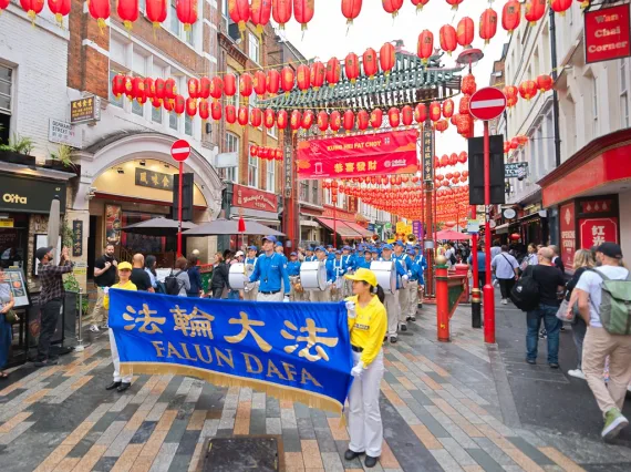 European Tian Guo Marching Band unter den roten Laternen der Gerrard Street in Londons Chinatown, 2025