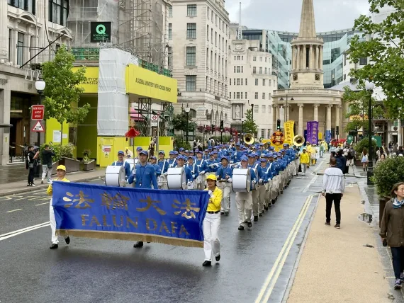 European Tian Guo Marching Band an der All Souls Church in Langham Place beim BBC Broadcasting House in London, 2025
