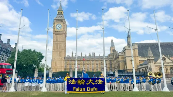 European Tian Guo Marching Band vor Big Ben und dem Palace of Westminster in London, 18. Juli 2026