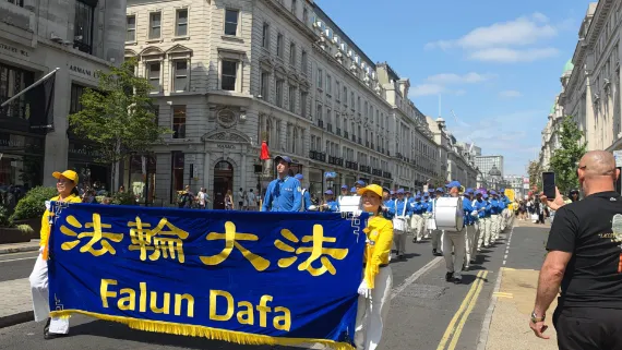 European Tian Guo Marching Band führt die Falun-Dafa-Parade über die Regent Street in London an, 18. Juli 2026