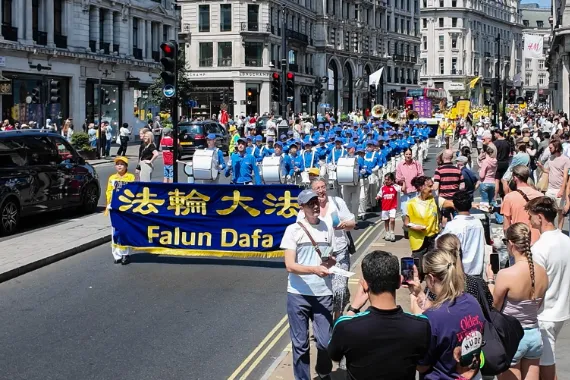 Zuschauer säumen die Regent Street beim Marsch der European Tian Guo Marching Band durch London, 18. Juli 2026