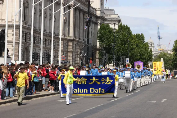 Falun-Dafa-Parade mit der European Tian Guo Marching Band auf der Parliament Street in Westminster, London, 18. Juli 2026