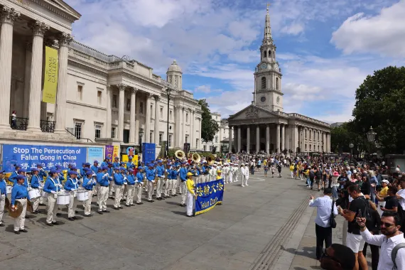 European Tian Guo Marching Band auf dem Trafalgar Square vor der National Gallery in London, Juli 2026