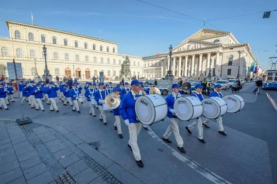 Trommlerinnen und Trommler der European Tian Guo Marching Band marschieren am Nationaltheater und der Residenz am Max-Joseph-Platz in München vorbei, 2021