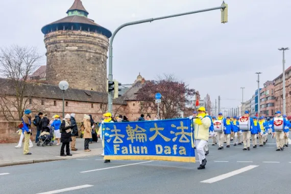 European Tian Guo Marching Band am Frauentorturm an der Nürnberger Stadtmauer, 2023