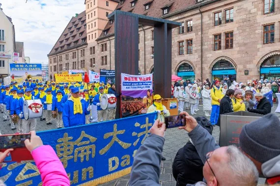 Kundgebung mit der European Tian Guo Marching Band und Transparenten gegen die Verfolgung von Falun Gong in China, Nürnberg 2023