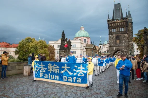 European Tian Guo Marching Band auf der Karlsbrücke am Altstädter Brückenturm in Prag, 2022