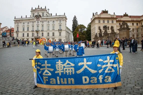 European Tian Guo Marching Band auf dem Hradschiner Platz vor dem Erzbischöflichen Palais in Prag, 2022