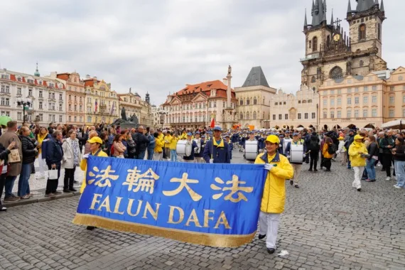 European Tian Guo Marching Band auf dem Altstädter Ring vor der Teynkirche in Prag, 2025