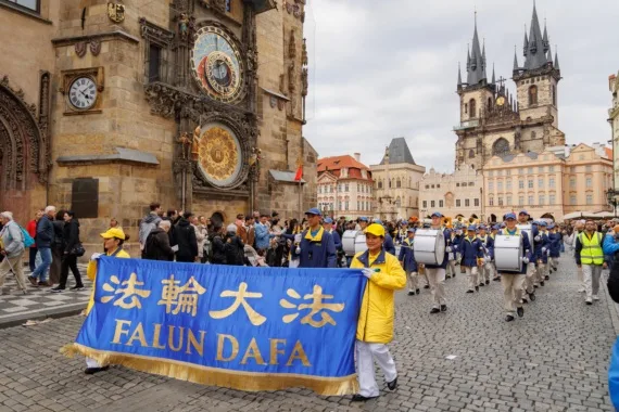 European Tian Guo Marching Band am Altstädter Rathaus mit der astronomischen Uhr in Prag, 2025