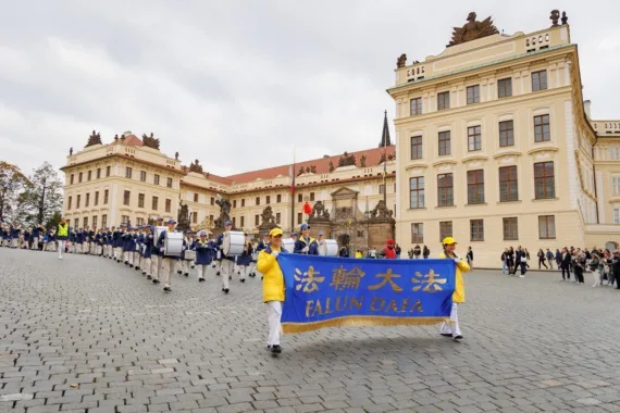 European Tian Guo Marching Band zieht durch einen Hof der Prager Burg, 2025