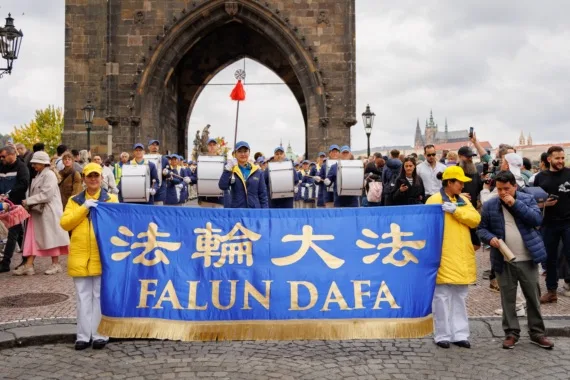 European Tian Guo Marching Band am Brückenturm der Karlsbrücke, im Hintergrund die Prager Burg, 2025