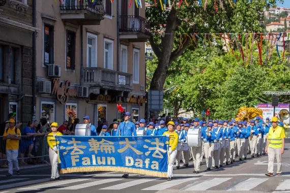 European Tian Guo Marching Band mit Drachentanz auf einer festlich geschmückten Straße in Rijeka, 2022