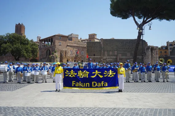 European Tian Guo Marching Band in Aufstellung an den Kaiserforen in Rom, 2026