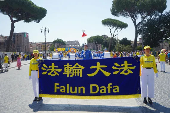 European Tian Guo Marching Band mit dem Falun-Dafa-Banner vor dem Kolosseum in Rom, 2026