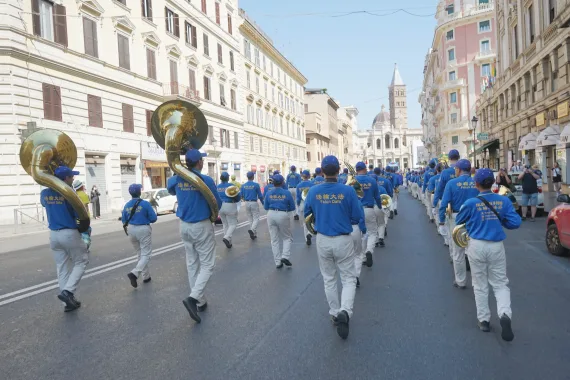 European Tian Guo Marching Band marschiert mit Sousaphonen und Trommeln durch Rom, im Hintergrund die Basilika Santa Maria Maggiore, 2026