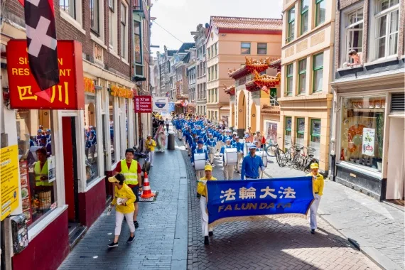 European Tian Guo Marching Band zieht durch die Chinatown von Amsterdam, 2025
