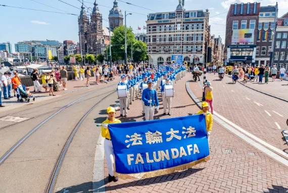 European Tian Guo Marching Band vor der Nikolaas-Basilika nahe dem Hauptbahnhof in Amsterdam, 2025