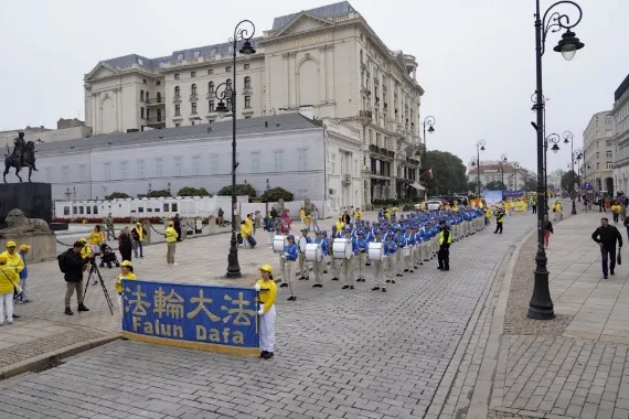 European Tian Guo Marching Band auf der Krakowskie Przedmieście am Poniatowski-Denkmal vor dem Präsidentenpalast in Warschau, 2022