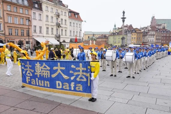 European Tian Guo Marching Band mit Drachentanz auf dem Schlossplatz an der Sigismundsäule in Warschau, 2022