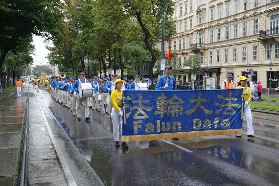 European Tian Guo Marching Band bei Regen auf der Wiener Ringstraße, 2023