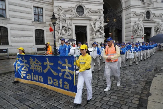 European Tian Guo Marching Band am Michaelertrakt der Wiener Hofburg, 2023