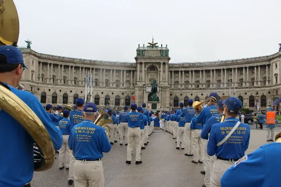 European Tian Guo Marching Band auf dem Heldenplatz vor der Neuen Burg der Wiener Hofburg, 2023
