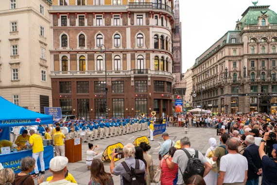 European Tian Guo Marching Band spielt vor großem Publikum in der Wiener Innenstadt, 2025
