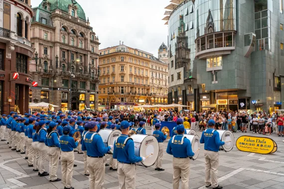 European Tian Guo Marching Band auf dem Stephansplatz am Haas-Haus in Wien, 2025