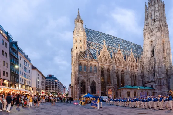 European Tian Guo Marching Band am Stephansdom in Wien in der Abenddämmerung, 2025