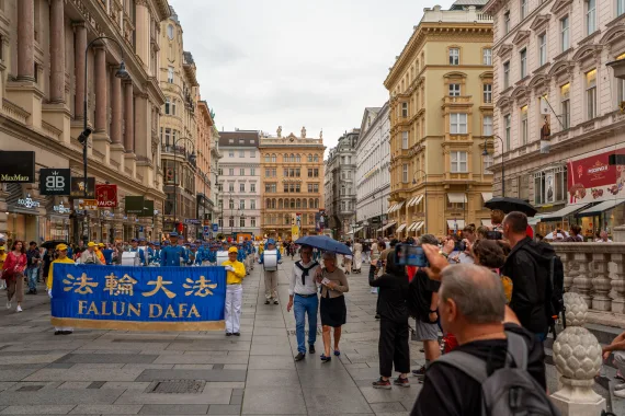 European Tian Guo Marching Band zieht über den Graben in der Wiener Innenstadt, 2025