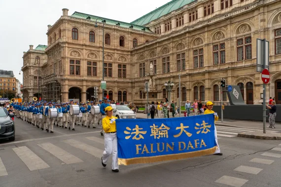European Tian Guo Marching Band vor der Wiener Staatsoper, 2025