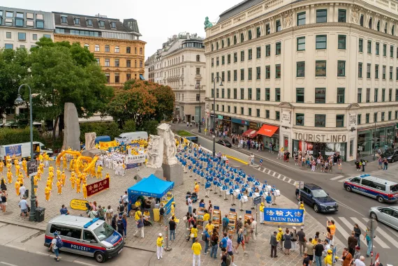 Blick von oben auf die Kundgebung der European Tian Guo Marching Band am Albertinaplatz in Wien, 2025