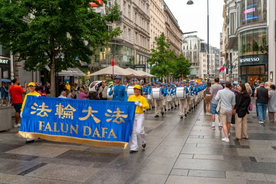 European Tian Guo Marching Band zieht über die Kärntner Straße in Wien, 2025