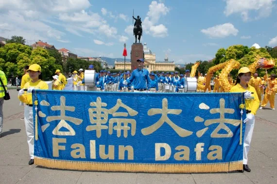 European Tian Guo Marching Band mit Drachentanz auf dem König-Tomislav-Platz vor dem Kunstpavillon in Zagreb, 2022
